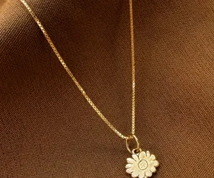 Colar petit art em ouro 18k foto principal